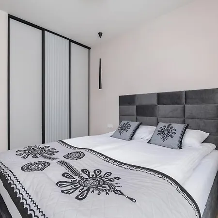 Comfortable With Parking In The Centre Of By Renters *