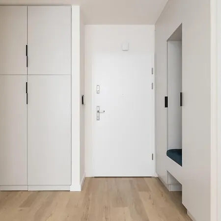 Comfortable With Parking In The Centre Of By Renters 公寓式酒店