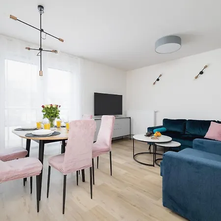 Comfortable With Parking In The Centre Of By Renters 公寓式酒店 *