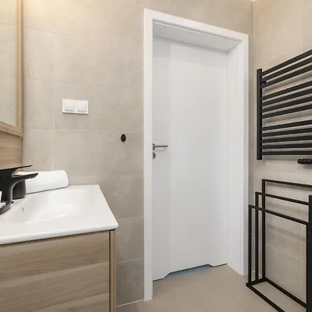 Comfortable With Parking In The Centre Of By Renters 公寓式酒店