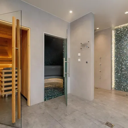 Comfortable With Parking In The Centre Of By Renters 公寓式酒店